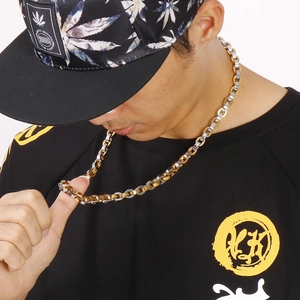 Men's hip hop two-tone stainless steel chain necklace worn by a model in casual streetwear