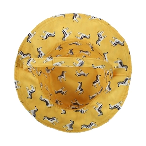 Détail du chapeau de soleil jaune pour enfant avec imprimé zèbre et large bord