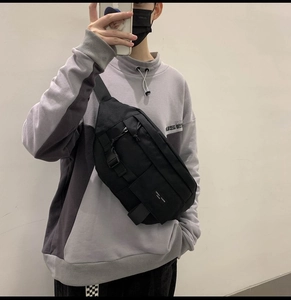 Selfie allo specchio del marsupio nero in tela in stile street fashion per il tempo libero