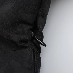 Elegantes französisches schwarzes Kleid mit V-Ausschnitt, Reliefmuster und Reißverschluss