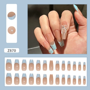 Faux ongles amande french bleu et nude avec nœuds argentés 3D et perles décoratives