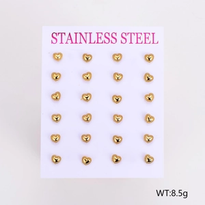 Set mit 12 Paar goldenen Edelstahl-Herzohrsteckern auf einer weißen Displaykarte