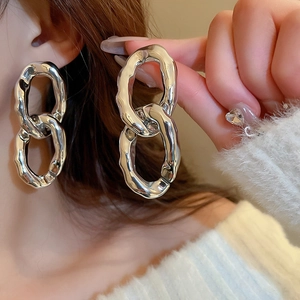 Boucles d'oreilles créoles irrégulières en métal argenté brillant au style exagéré