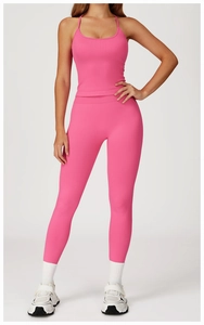 Détail d'un ensemble de yoga rose sans couture avec crop top caraco et legging taille haute