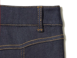 Macro d'une ceinture en denim indigo foncé avec renfort à double point jaune