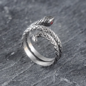 Dettaglio dell'anello a serpente argento vintage con occhi in zircone rosso su roccia