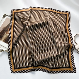 Carré de soie marron à motif pied-de-poule et bordure rayée posé à plat sur table