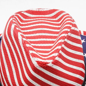 Vista ravvicinata di un cappello da cowboy intrecciato con stelle e strisce della bandiera USA