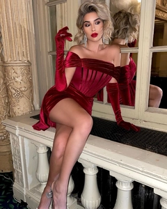 Détail d'une robe en velours rouge épaules dénudées avec de longs gants assortis chic