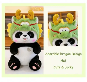 Detailopname van een pluchen panda met een decoratieve groene drakenhoed op.