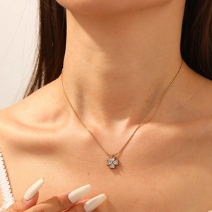 Collier Pendentif Trèfle À Cœur Acier Inoxydable Zircone Cubique Plaqué Or Luxe Doux Femmes Chaîne Clavicule Bijoux