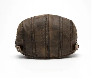 Vue arrière du béret vintage en cuir marron avec boucles de réglage métalliques