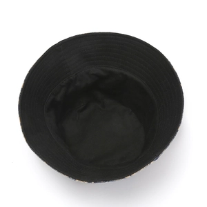 Vue détaillée de la doublure en tissu noir et du bord en tweed du chapeau bob tendance