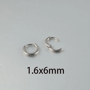Détail macro de boucles d'oreilles 1,6x6mm en acier inoxydable poli couleur argent