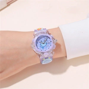 Vue détaillée d'une montre violette pour enfant avec astronaute et bracelet fusée