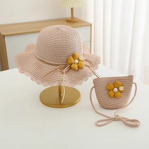 Detail von rosa Strohhut und Tasche mit gelber Blume und Spitzenverzierung
