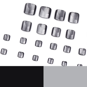 Unghie finte piedi grigio scuro effetto cat eye con riflessi magnetici brillanti