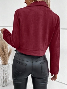 Rückansicht der weinroten Wildlederimitat-Kurzjacke mit schmaler Passform und Ziernähten