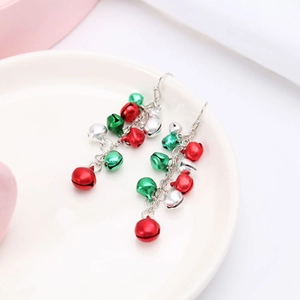 Boucles d'oreilles de Noël avec cloches rouges, vertes et argentées sur plat en céramique