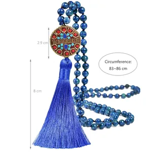 Collana etnica in pietra blu con ciondolo rotondo vintage e dettaglio nappina blu reale