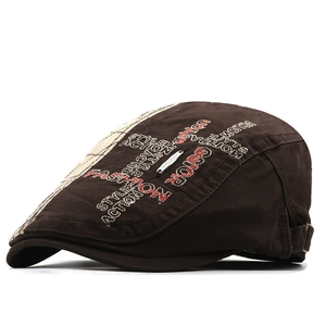 Béret marron avec motif à carreaux et broderie de mode vu sous un angle de 45 degrés