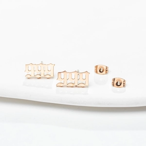 Nahaufnahme der gotischen 999 Ohrstecker in Roségold mit Schmetterlingsverschluss für Damen