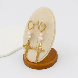 Boucles d'oreilles rétro en acier plaqué or 18 carats avec perles et croix sur socle