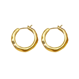 Minimalist gold-plated hoop earrings with hammered metal texture for a vintage look