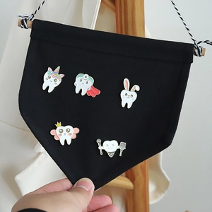 Lot de 5 pin's en émail en forme de dent avec motifs arc-en-ciel et super-héros sur noir