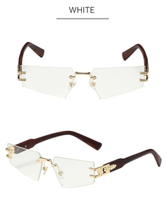 Détail de lunettes polygonales avec branches effet bois et charnières dorées
