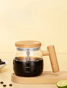 Close-up of 400ml glass self-stirring mug with wood-grain handle and volume markings