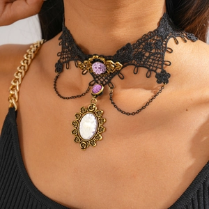 Nahaufnahme des gotischen Spitzen-Chokers mit violetter Blume und Vintage-Cameo-Anhänger