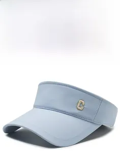 Detail der hellblauen Sonnenblende mit C-Stickerei und breiter Krempe für optimalen Sonnenschutz