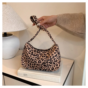 Vue détaillée du sac hobo en toile léopard avec fermeture éclair et anse noire