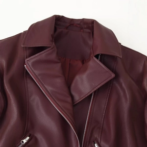 Veste de moto chic en cuir bordeaux avec revers élégant et fermetures éclair en métal