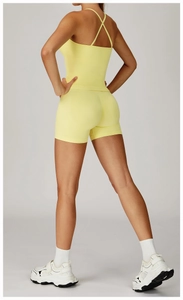Détail de l'ensemble de yoga jaune clair sans couture avec short galbant et dos croisé