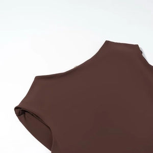 Gros plan détaillé sur la texture du tricot marron foncé et la couture de la robe sans manches