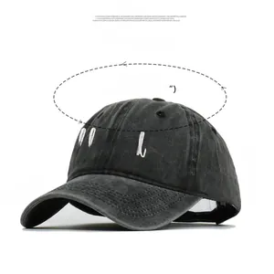 Détail de la broderie Blessed sur une casquette de baseball en coton lavé noir