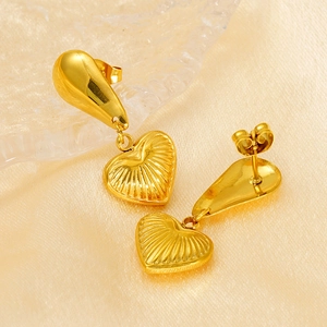 Boucles d'oreilles cœur dorées style français avec texture rayonnante