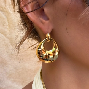 Boucles d'oreilles gouttes dorées minimalistes avec surface géométrique polie