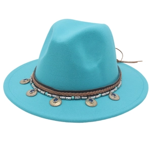 Dettaglio di cappello fedora etnico turchese con fascia di perline e gemme finte