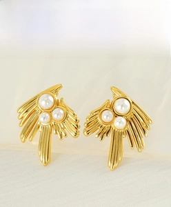 Detail of irregular 18K gold-plated swallow earrings with white pearls and radial lines