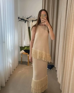 Dettagli del set coordinato in maglia kaki con frange sul top senza maniche e gonna lunga
