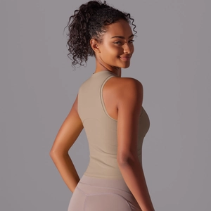 Gros plan du tissu de sport en nylon kaki montrant l'élasticité et les coutures fines