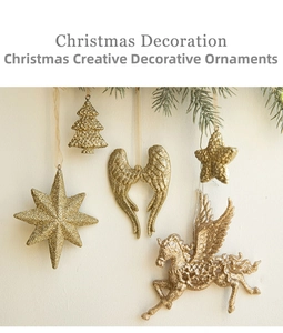 Détail des décorations de Noël en forme d'ailes d'ange et d'étoiles dorées à paillettes