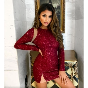 Robe moulante à paillettes rouges avec licou découpé et fente latérale sexy