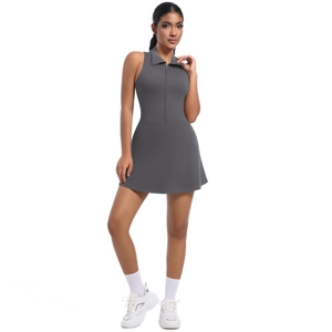 Détail du col zippé et du corsage sans manches sur une robe de sport gris anthracite