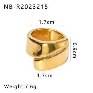 Macro shot of gold-plated stainless steel ring with dimensions and technical specifications