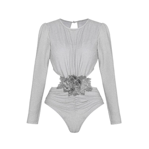 Body argenté à manches longues avec découpes, applique florale 3D et détails plissés