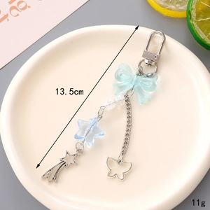 Vue détaillée d'un pendentif papillon et étoile bleu de 13,5 cm avec crochet argenté